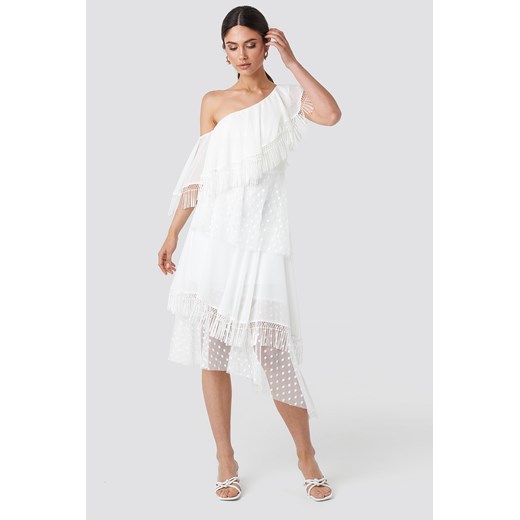 Sukienka Trendyol biała z frędzlem z asymetrycznym dekoltem asymetryczna 