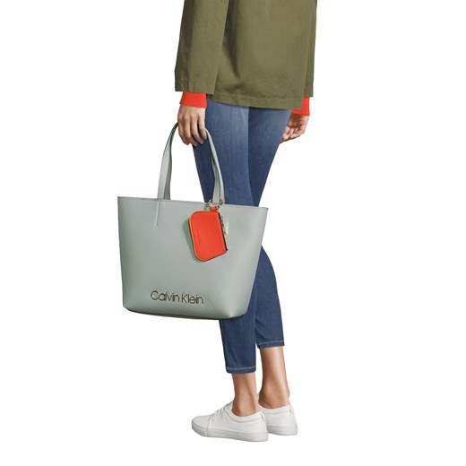 Shopper bag Calvin Klein skórzana z breloczkiem matowa szara na ramię 