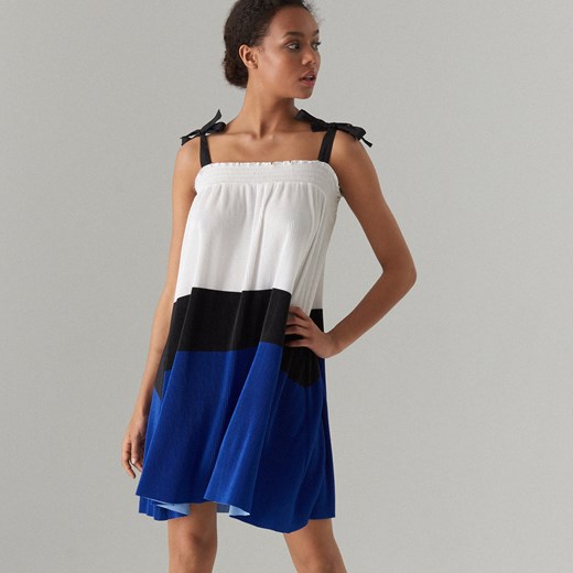 Sukienka niebieska Mohito bez rękawów w geometryczne wzory mini casual 