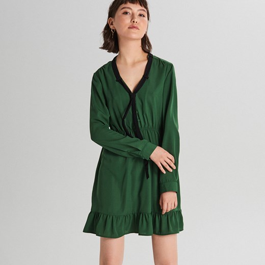 Cropp sukienka oversize zielona na wiosnę z dekoltem w literę v z długim rękawem casual 