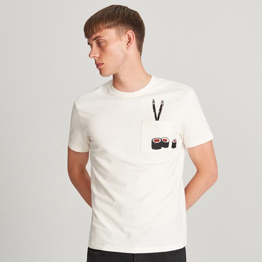 Reserved - T-shirt z kieszenią i haftem - Kremowy Reserved  XXL 