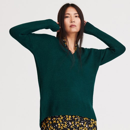 Sweter damski Reserved bez wzorów zielony z dekoltem w serek 