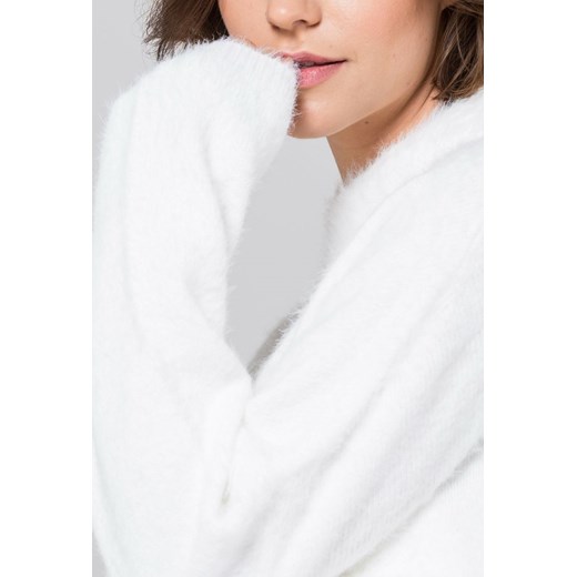 Sweter damski biały Monnari bez wzorów z okrągłym dekoltem 