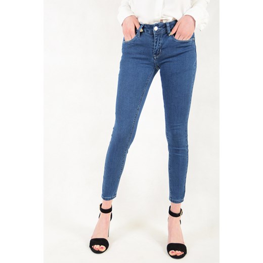Niebieskie spodnie jeansowe ze średnim stanem   L berry.com.pl