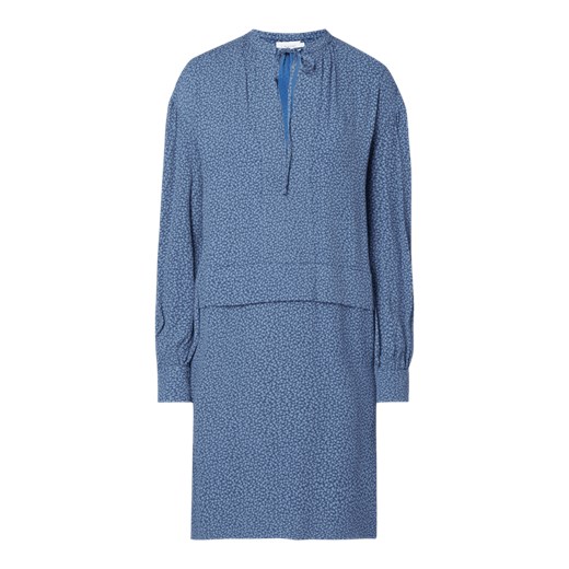 Niebieska sukienka Calvin Klein z żabotem oversize 