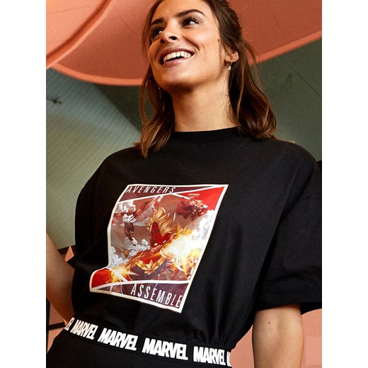 Bluzka damska Marvel X About You z jerseyu w nadruki z okrągłym dekoltem z krótkim rękawem 