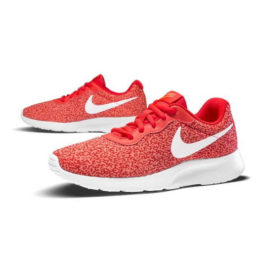 Buty sportowe damskie czerwone Nike do biegania tanjun sznurowane na płaskiej podeszwie bez wzorów 