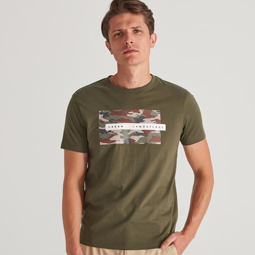 T-shirt męski Reserved we wzór moro brązowy na wiosnę 