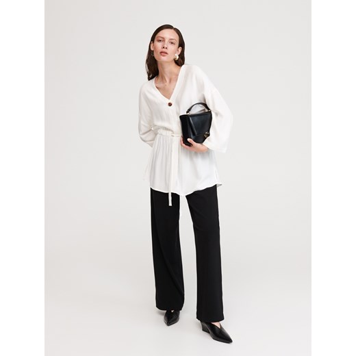Bluzka damska Reserved z wiskozy biała klasyczna z długimi rękawami z dekoltem v 