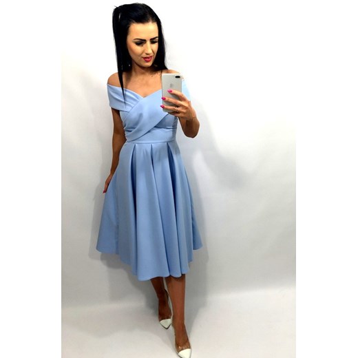 Sukienka niebieska bez wzorów midi z odkrytymi ramionami 