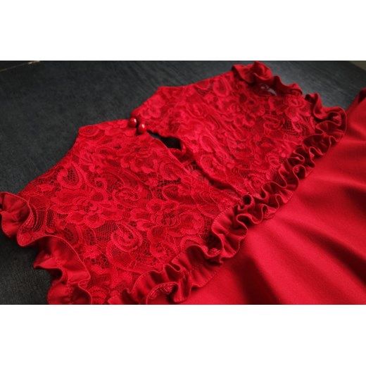 Czerwona sukienka Estera z odkrytymi ramionami 