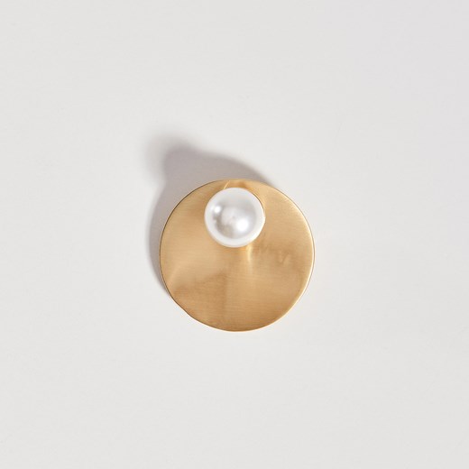 Mohito - Broszka z perłą syntetyczną - Złoty Mohito  One Size 