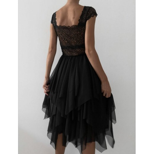Sukienka czarna rozkloszowana elegancka z dekoltem w serek 