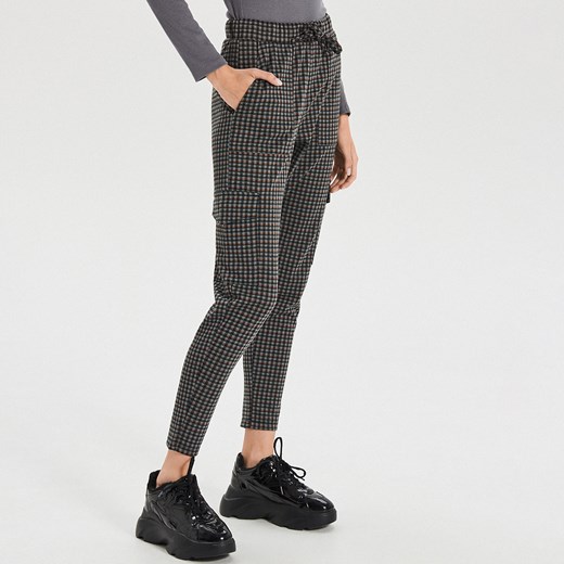 Cropp - Spodnie jogger w drobną kratkę - Khaki  Cropp XL 