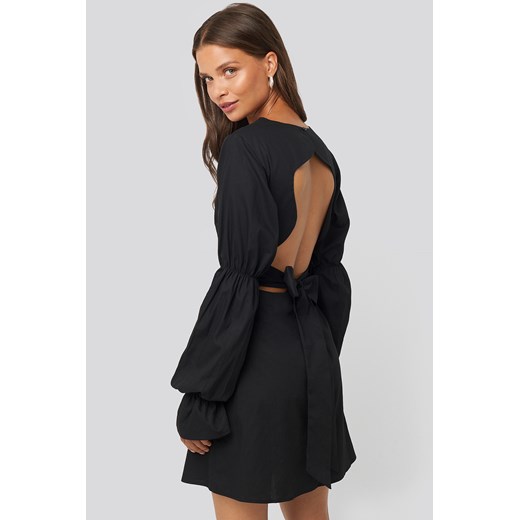 Sukienka czarna NA-KD Trend mini z okrągłym dekoltem rozkloszowana z kokardką z długim rękawem 