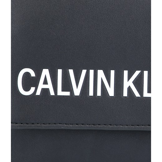 Listonoszka Calvin Klein na ramię bez dodatków 