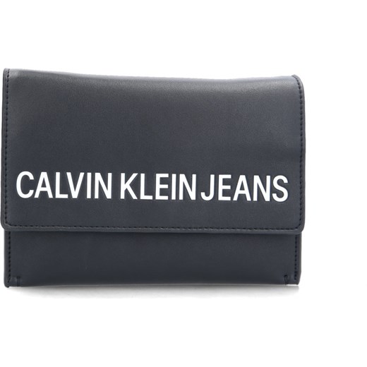 Listonoszka Calvin Klein bez dodatków na ramię 