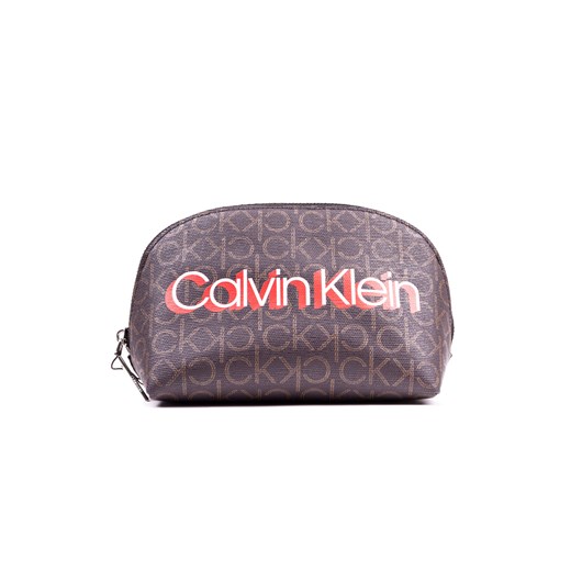Calvin Klein brązowa kosmetyczka Monogram Make-Up Bag Brown Mono z czerwonym napisem  Calvin Klein  Differenta.pl
