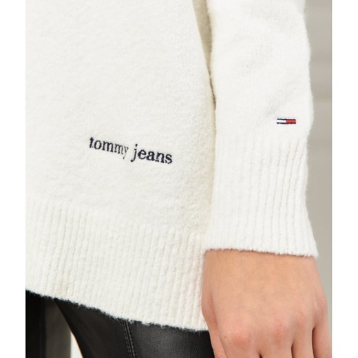 Sweter damski biały Tommy Jeans z okrągłym dekoltem 