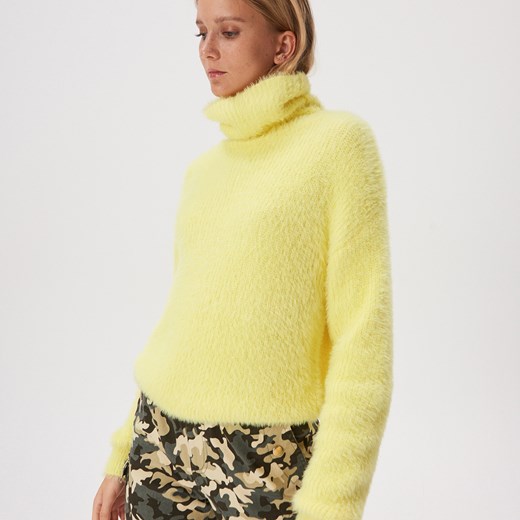 Żółty sweter damski Sinsay bez wzorów z golfem 