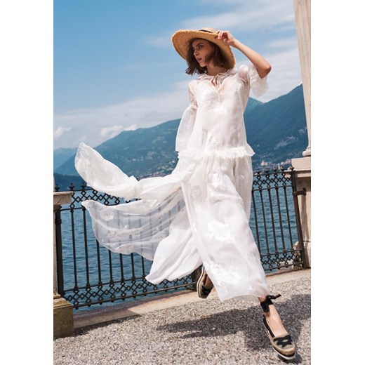 Biała sukienka Bycabo maxi z długim rękawem z okrągłym dekoltem wiosenna 