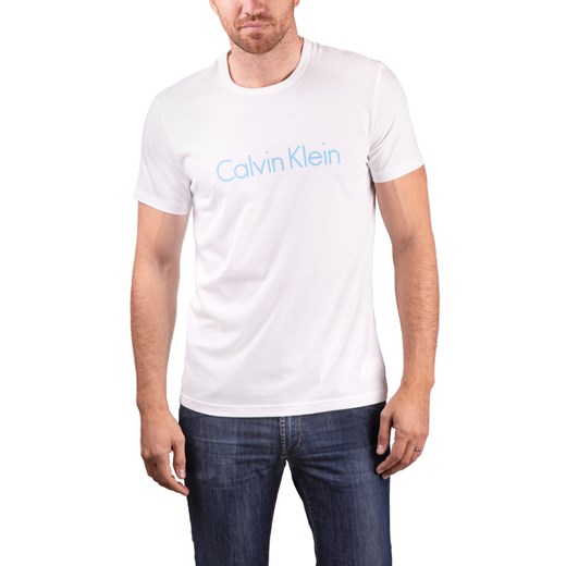 Biały t-shirt męski Calvin Klein z krótkimi rękawami młodzieżowy z napisami 