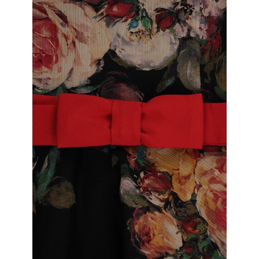 Szyfonowa sukienka z ozdobną szarfą 17150, rozkloszowana kreacja w kwiaty.