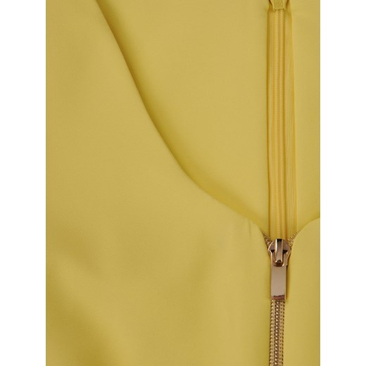 Sukienka z ozdobnymi zamkami Emilia V, piękna kreacja w kolorze żółtym.