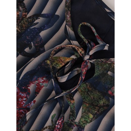 Sukienka Modbis z dekoltem w łódkę maxi z długimi rękawami w abstrakcyjnym wzorze 