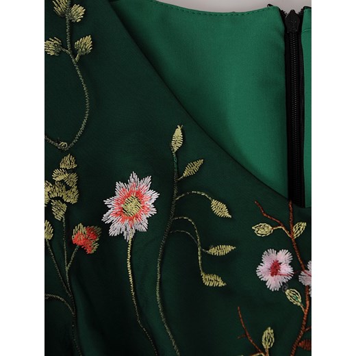 Elegancka sukienka z haftowanej gipiury 15218, kreacja z ażurowymi rękawami.