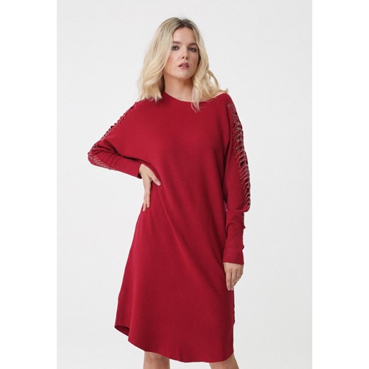 Czerwona sukienka Born2be z długimi rękawami oversize'owa bez wzorów na co dzień midi 