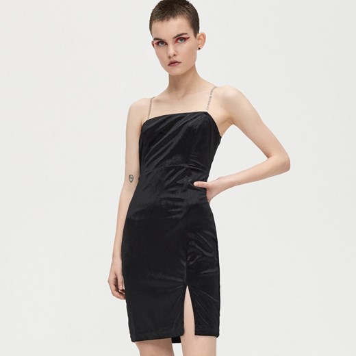 Cropp - Dopasowana sukienka na cienkich ramiączkach - Czarny  Cropp XS 