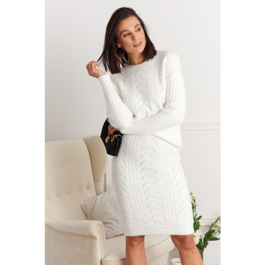 Zimowy zestaw damski sweter ze spódnicą kremowy 975