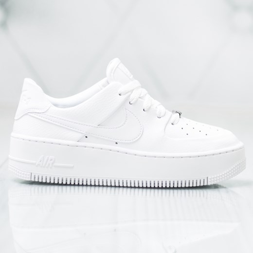 Buty sportowe damskie Nike sznurowane