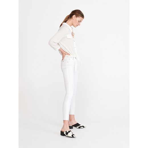 Jeansy damskie białe Reserved w miejskim stylu 