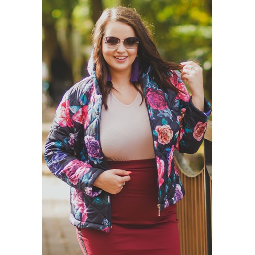Kurtka CARLA pikowana z kapturem granatowa w kolorowe kwiaty plus size karko.pl