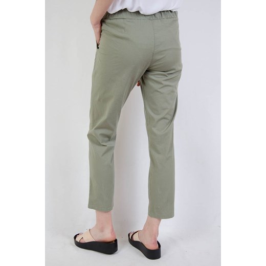Zielone materiałowe spodnie z wiązaniem w pasie
