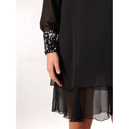 Szyfonowa sukienka z cekinowymi wstawkami, czarna kreacja z falbaną 24185  Modbis  