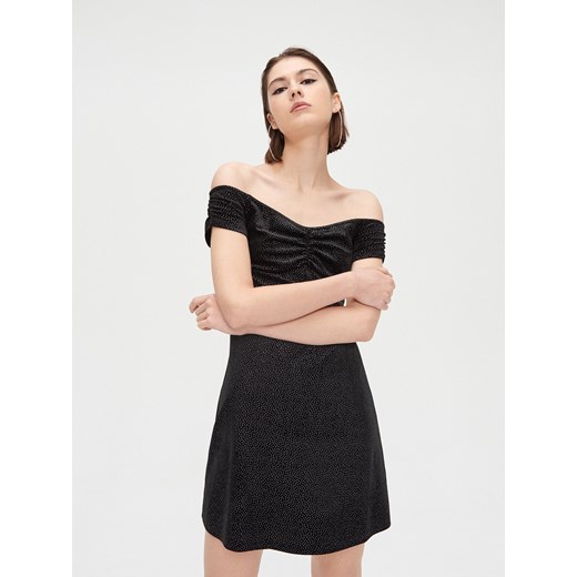Sukienka Cropp casualowa mini z odkrytymi ramionami na wieczór
