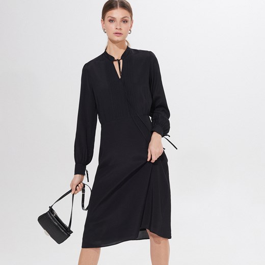 Sukienka czarna Mohito biznesowa midi z długim rękawem 