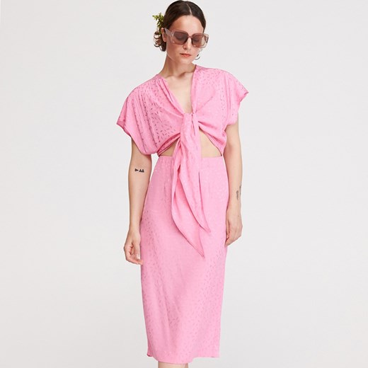 Sukienka Reserved z krótkim rękawem różowa midi plażowa prosta z dekoltem w serek 