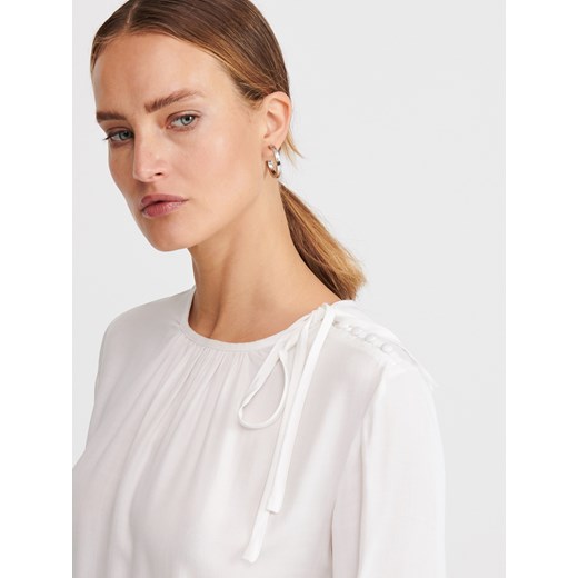 Bluzka damska Reserved z wiskozy na jesień z okrągłym dekoltem biała elegancka 