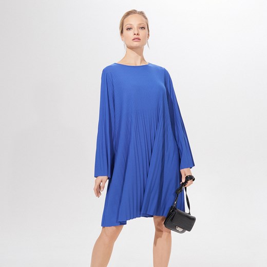 Niebieska sukienka Mohito oversize'owa z długim rękawem mini 