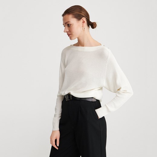 Sweter damski Reserved bez wzorów biały z okrągłym dekoltem 