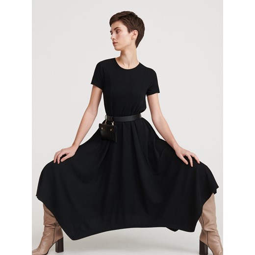 Sukienka Reserved czarna rozkloszowana bez wzorów z okrągłym dekoltem 