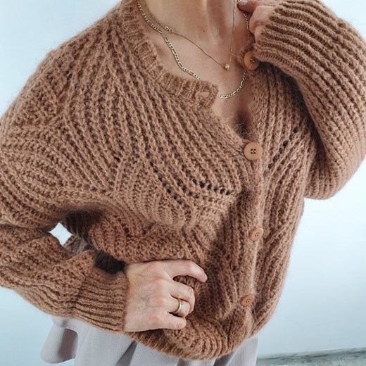 Sweter damski brązowy z dekoltem w serek 
