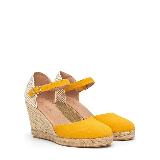 Skórzane sandały w kolorze żółtym na koturnie