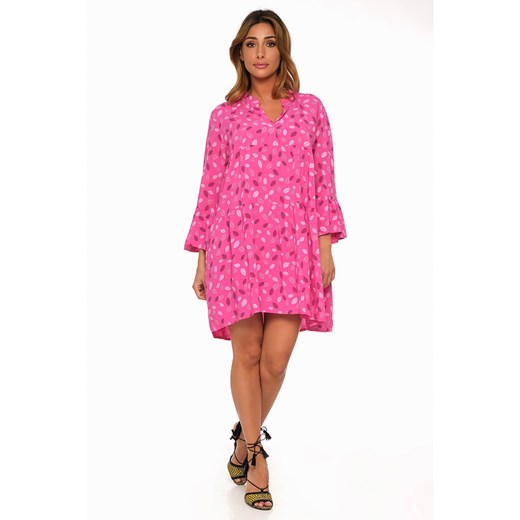 Sukienka Plus Size Fashion oversize'owa różowa mini z wiskozy w abstrakcyjnym wzorze 