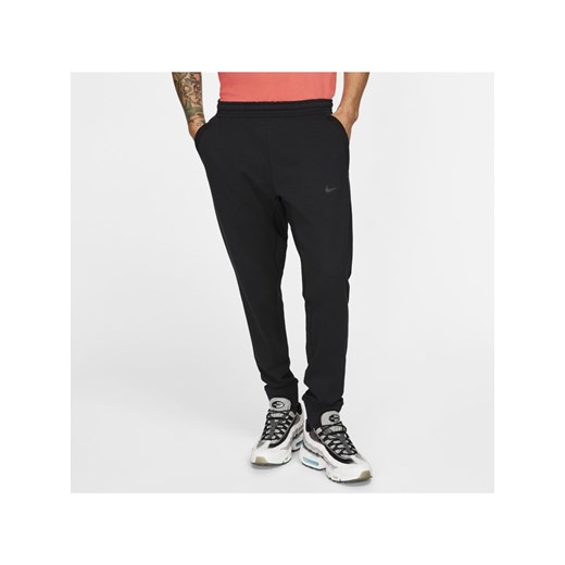 Spodnie męskie Nike czarne w sportowym stylu 