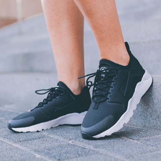 Buty sportowe damskie Nike do biegania huarache płaskie sznurowane 